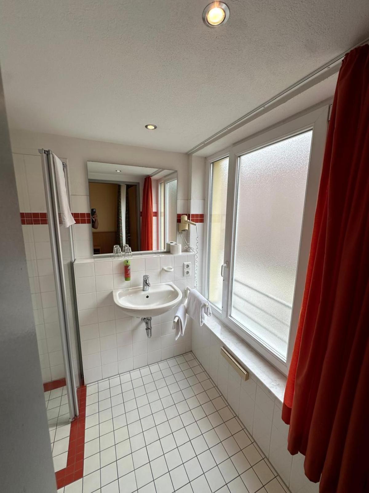 Gasthaus - Hotel Neue Post Meitingen Dış mekan fotoğraf