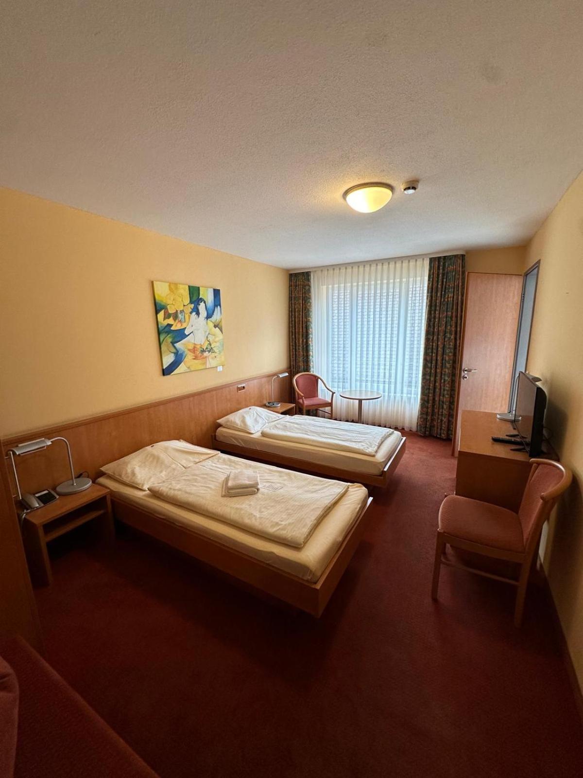 Gasthaus - Hotel Neue Post Meitingen Dış mekan fotoğraf
