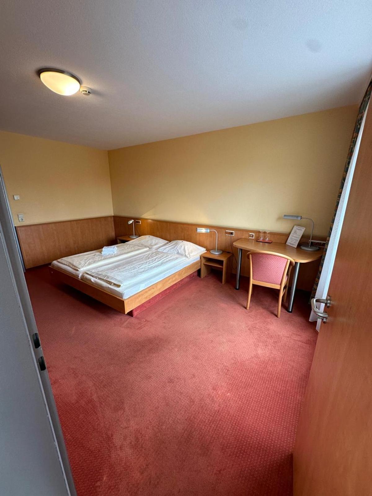 Gasthaus - Hotel Neue Post Meitingen Dış mekan fotoğraf