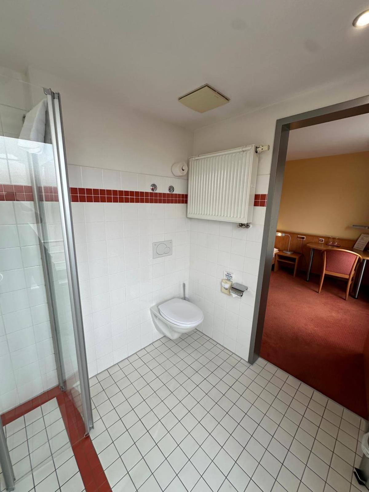 Gasthaus - Hotel Neue Post Meitingen Dış mekan fotoğraf