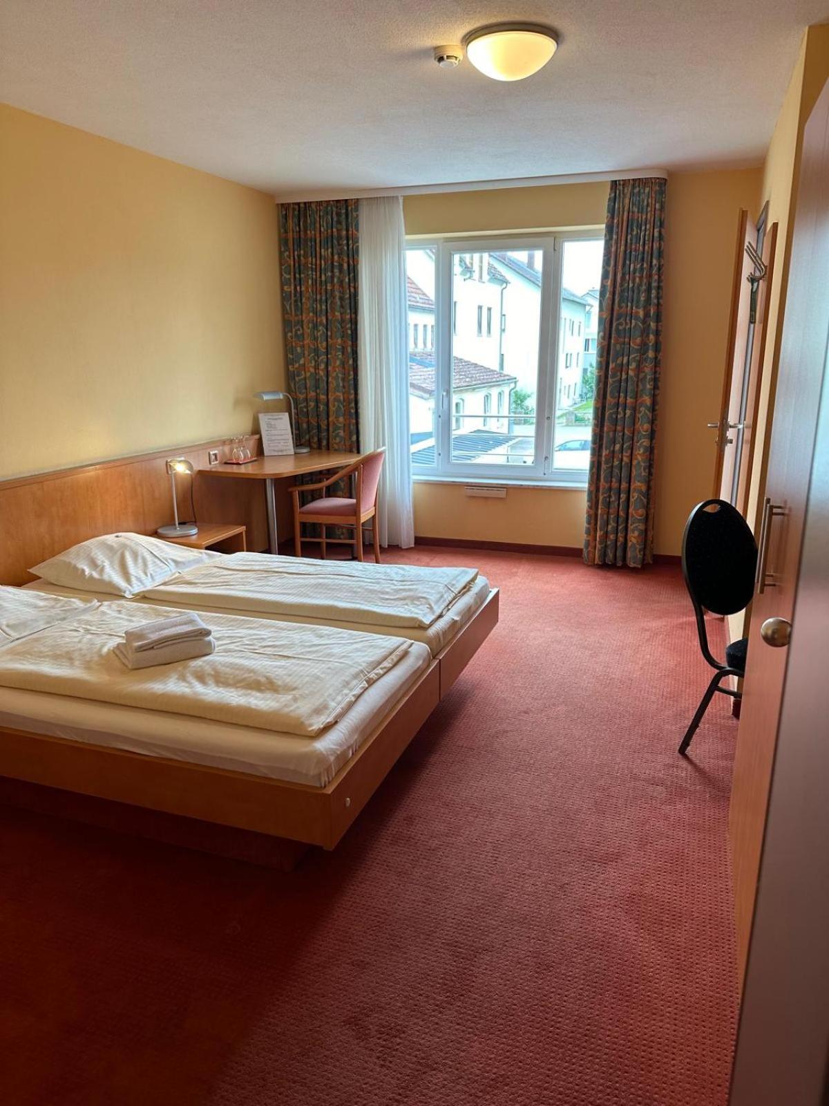 Gasthaus - Hotel Neue Post Meitingen Dış mekan fotoğraf