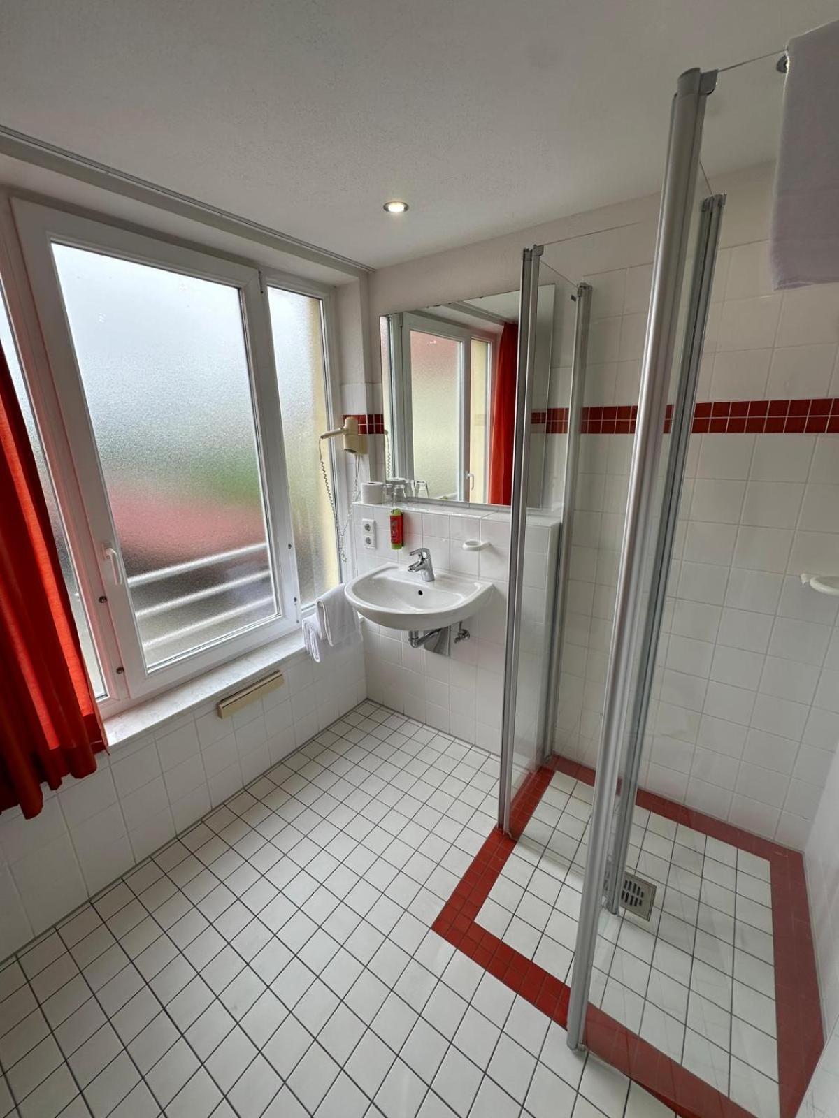 Gasthaus - Hotel Neue Post Meitingen Dış mekan fotoğraf